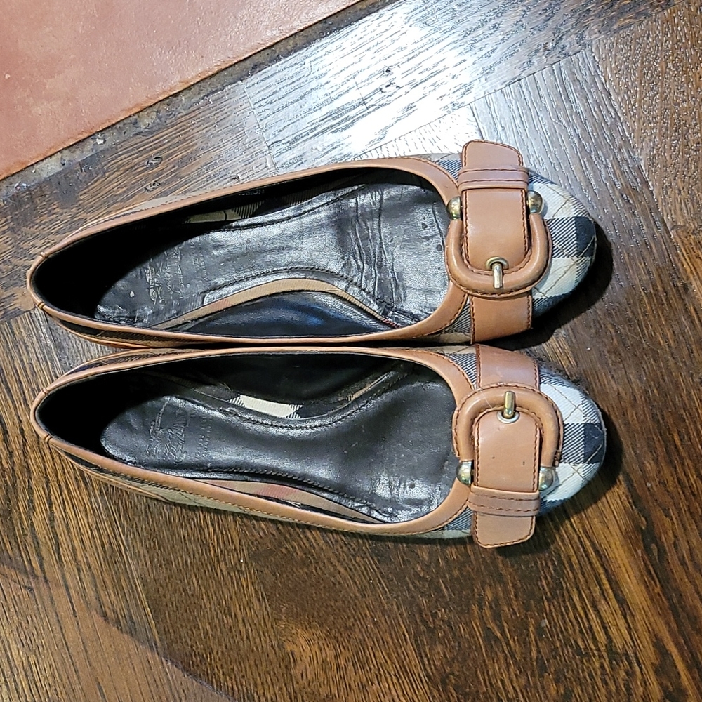 *Authentic Burberry flats